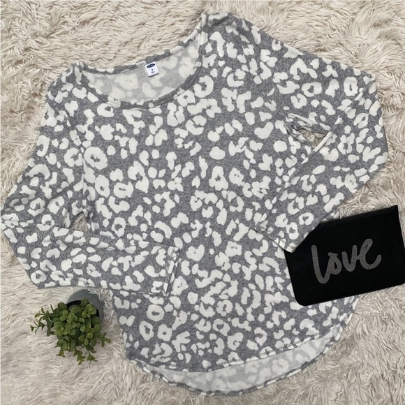 🌸3/$25 Old Navy Gray & White Leopard Print Top, Long Sleeve Tee, Size M - Picture 3 of 14